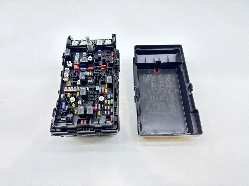 Fuse box set – Chrysler Pacifica (2017-)