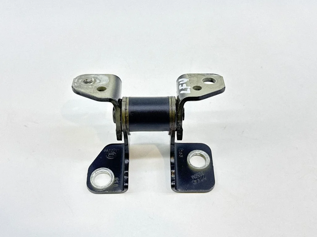 Front door upper hinge – Chrysler Pacifica (2017-)
