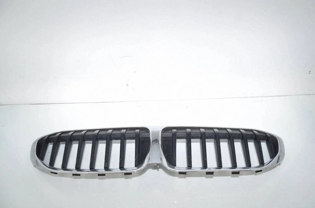 Esistange ülemine radiaatorivõre – BMW 3-seeria G20 G21 (2019-)