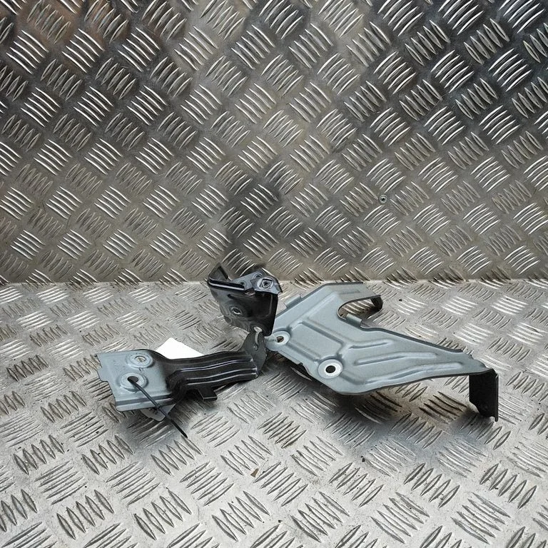 Fender mounting bracket 7400219