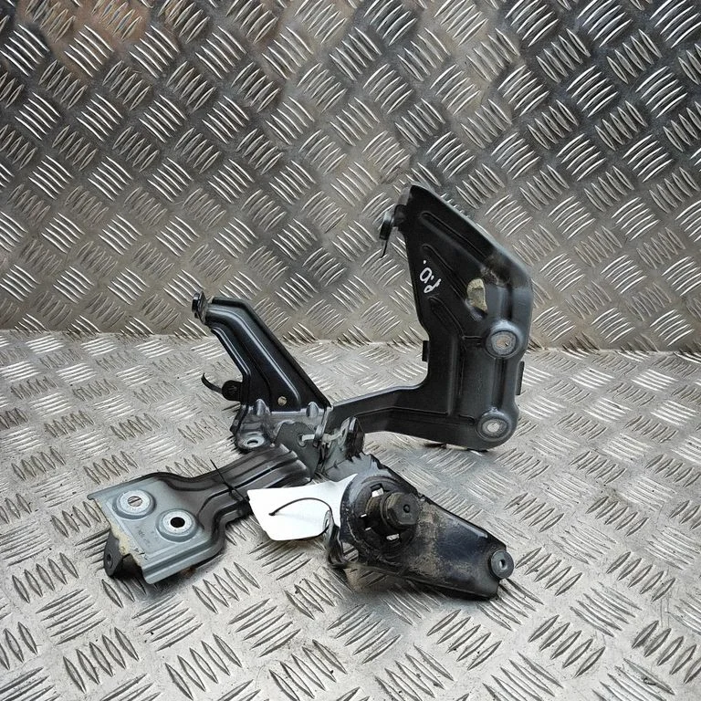 Fender mounting bracket 7397516