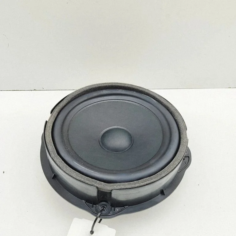 Skaļrunis (-ņi) priekšējās durvīs 83A035415B