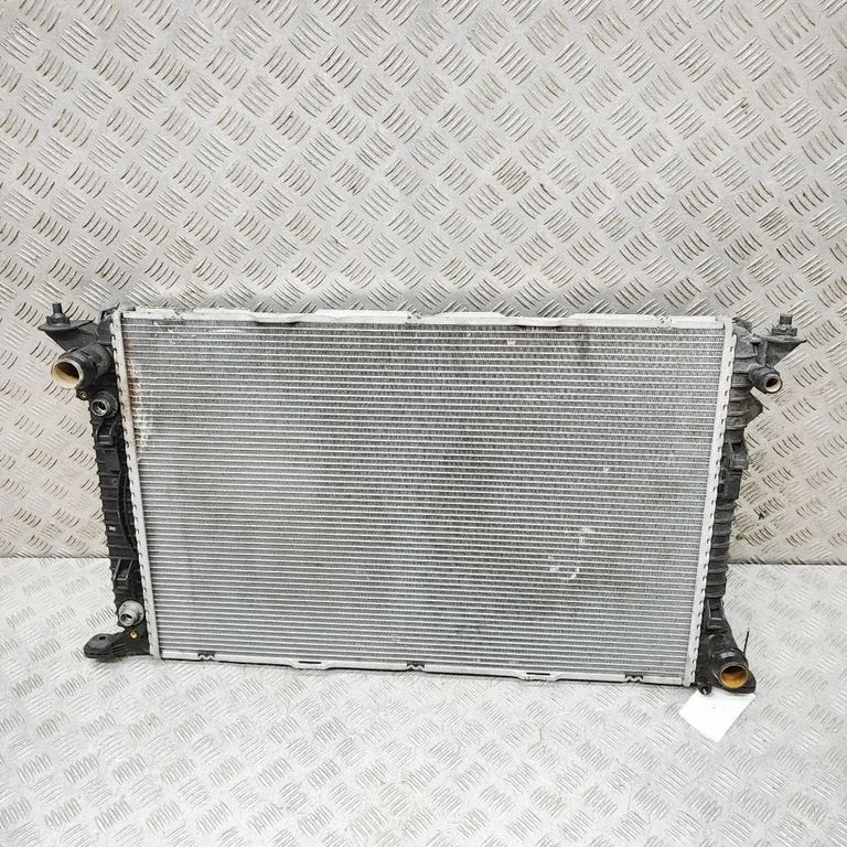 Jahutusvedeliku radiaator 8K0121251AA