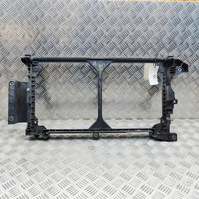 Radiatoru paneļa kronšteins – Nissan Leaf II (ZE1) (2017-2025)