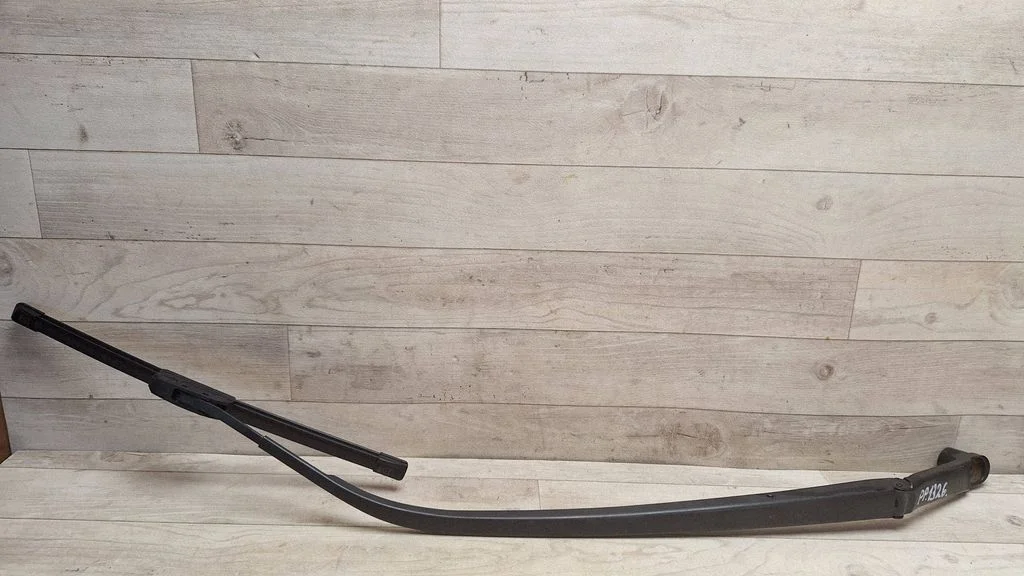 Front wiper blade arm