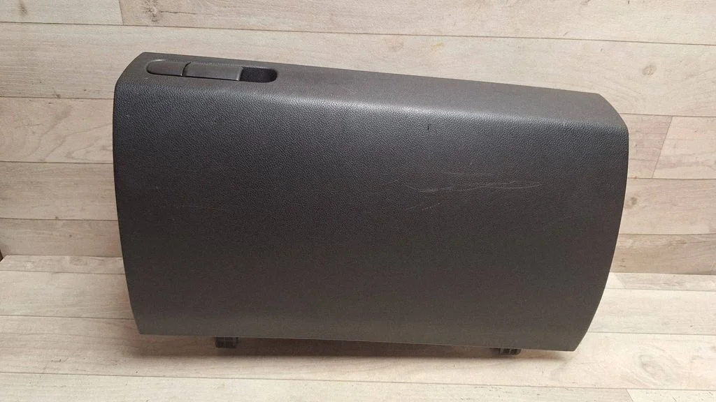 Glove box