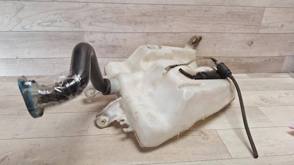 Windshield washer fluid reservoir/tank – Nissan Micra (2003-2007)