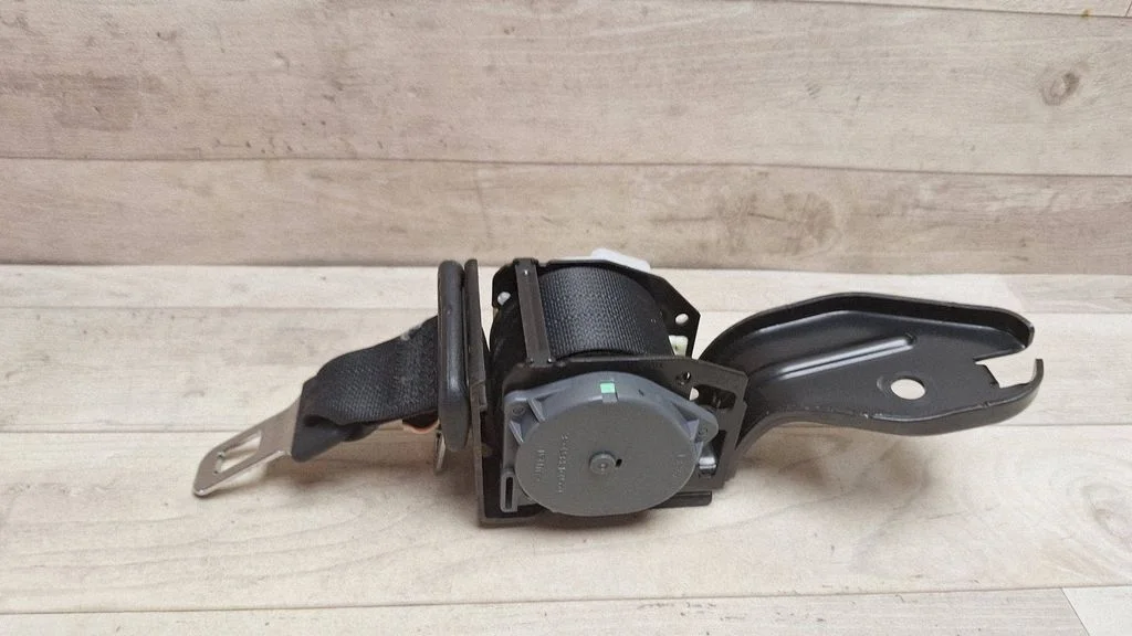 Middle seatbelt (rear)