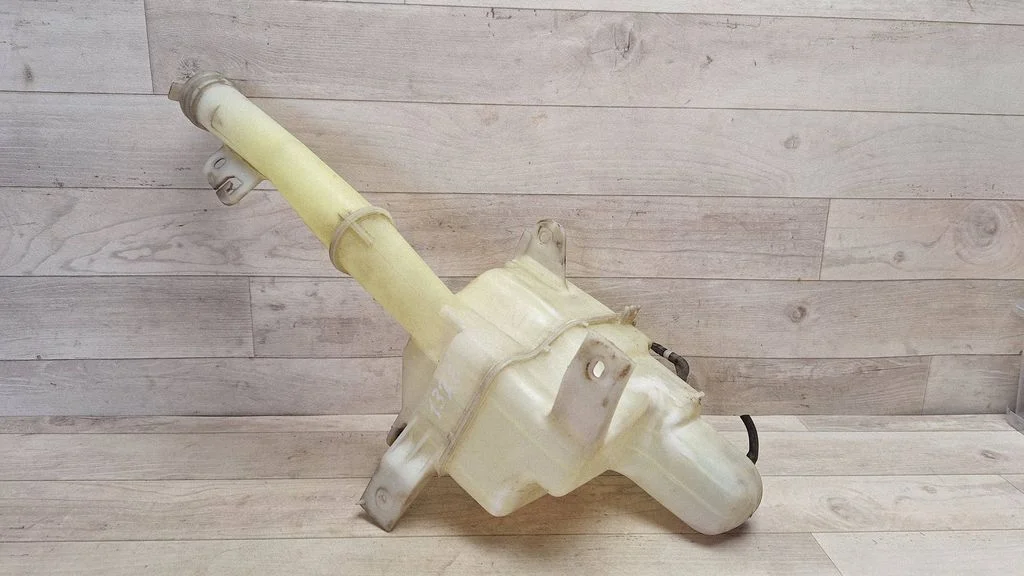 Windshield washer fluid reservoir/tank