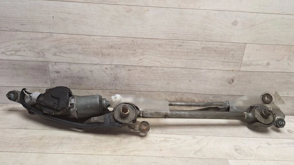 Front wiper linkage and motor