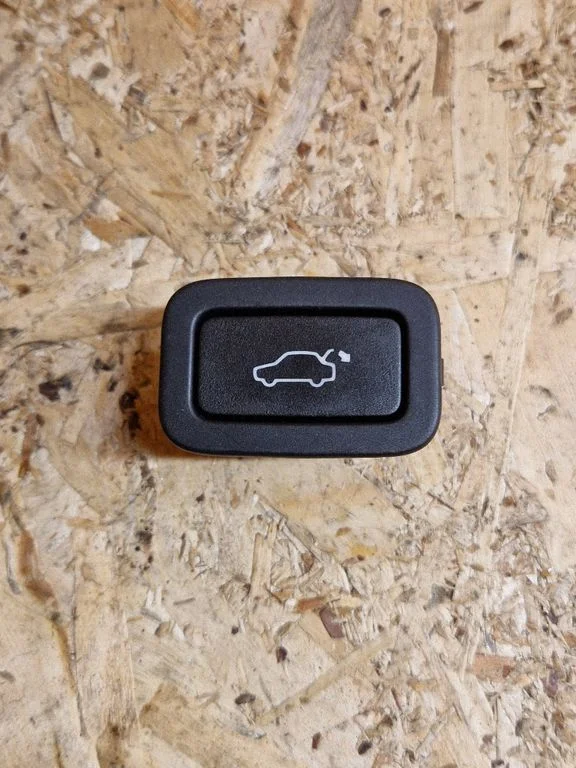 Tailgate/boot open switch button – Volvo XC60 (2009-2013)