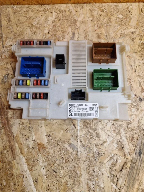 Fuse module – Volvo XC60 (2009-2013)