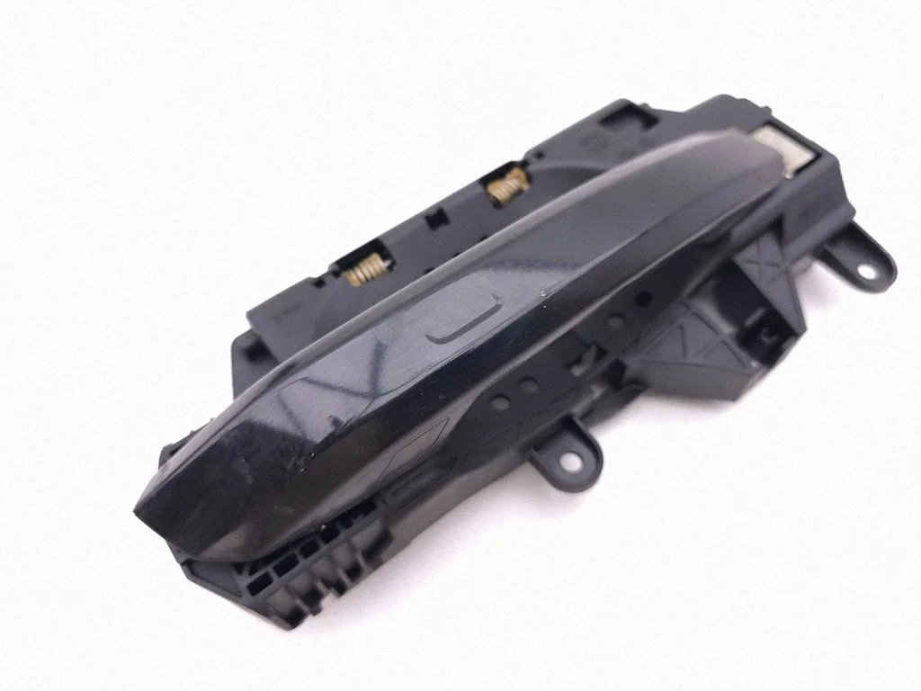 Tagaukse välimine käepide 8W02837812A