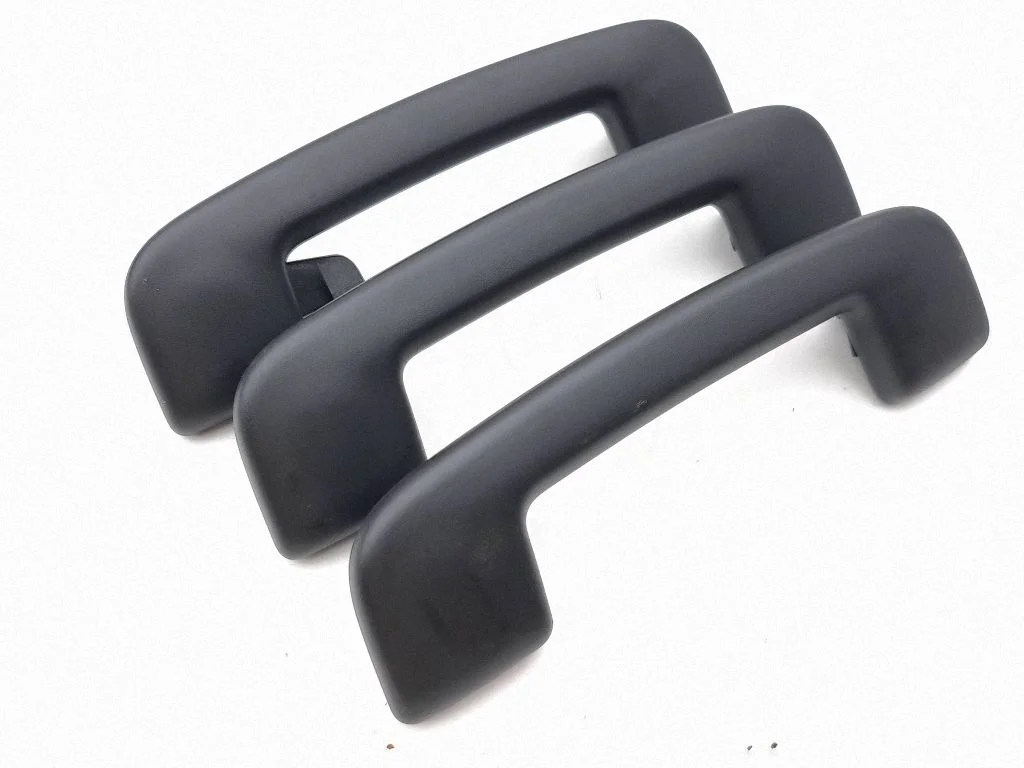 A set of handles for the ceiling 0582322B