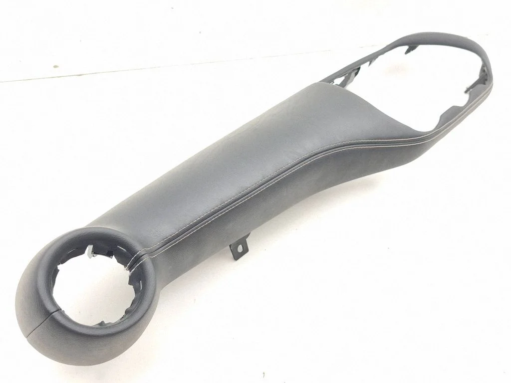 Dashboard glove box trim 684P56PA0A