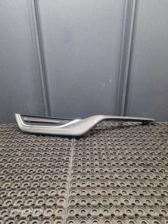 Esistange iluliist – Volvo V60 (2013-2018)