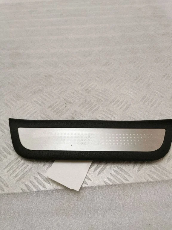 Aizmugurējā sliekšņa apdare (ārējā) 85877G2500