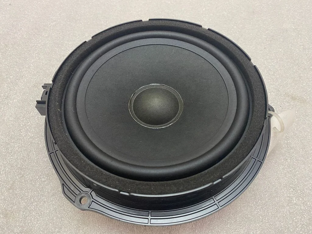 Skaļrunis (-ņi) priekšējās durvīs JJ3218808BA