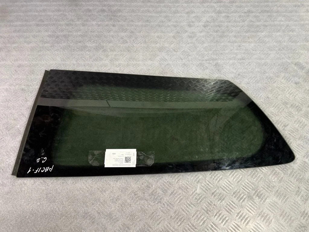 Rear side window – right