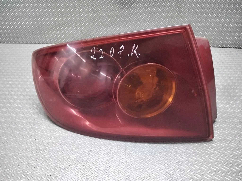 Aizmugurējais lukturis virsbūvē E110638