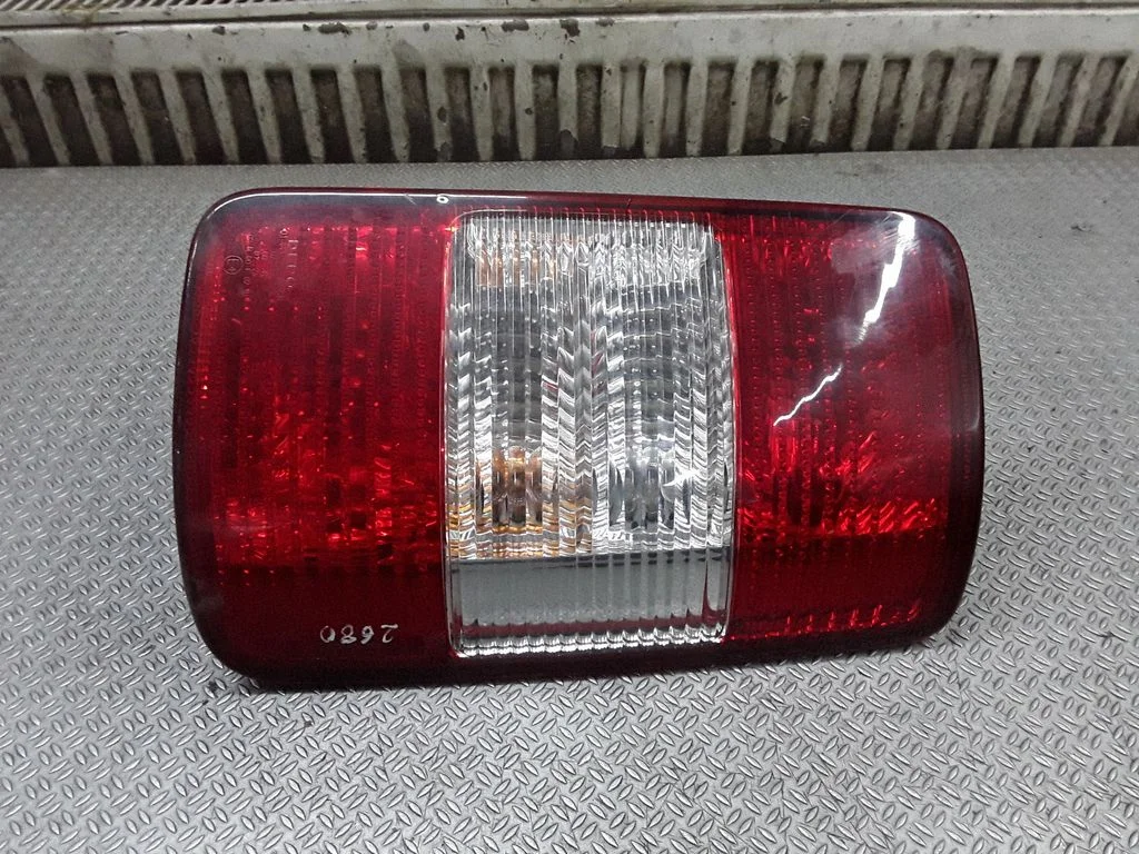 Rear/tail lights – right
