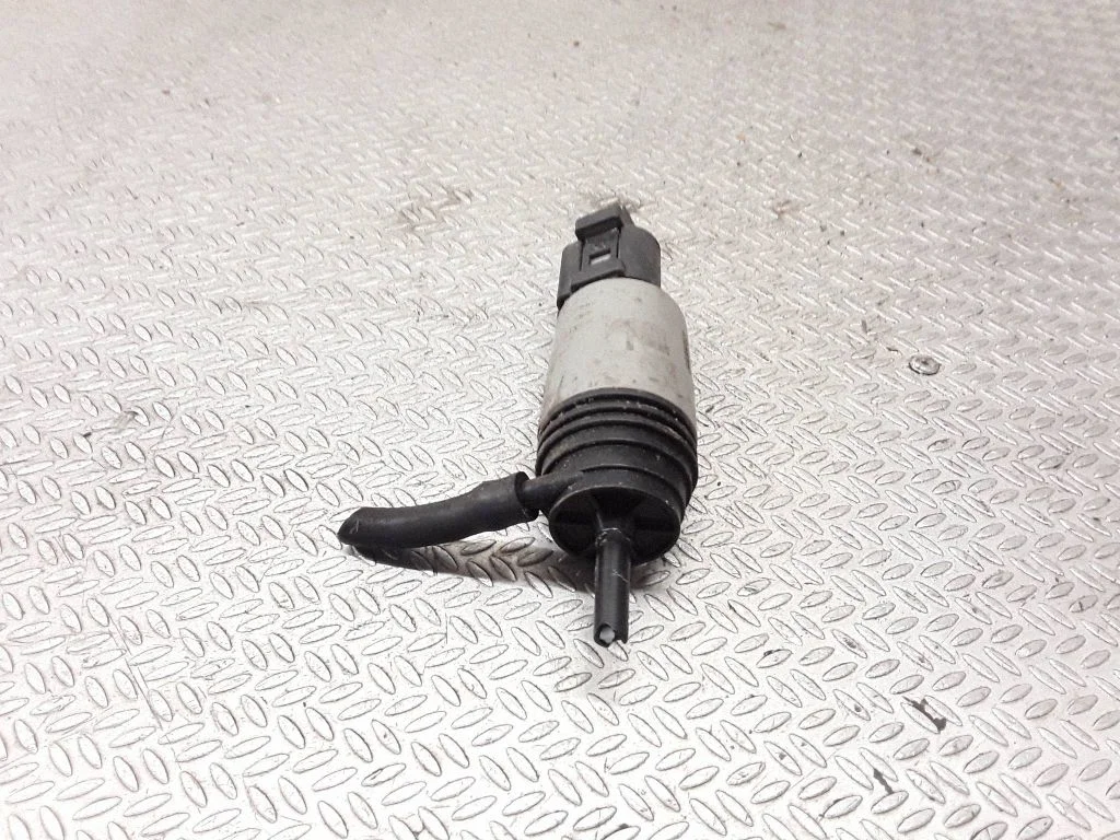 Windscreen/windshield washer pump – BMW 3 Series E90 E91 (2005-2012)