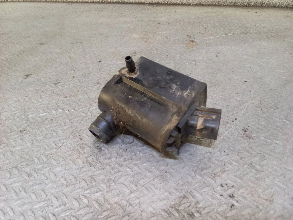 Windscreen/windshield washer pump – Hyundai Santa Fe (2006-2012)