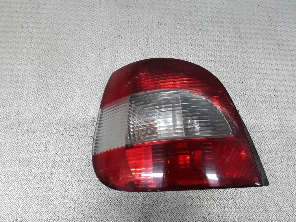 Rear/tail lights – left