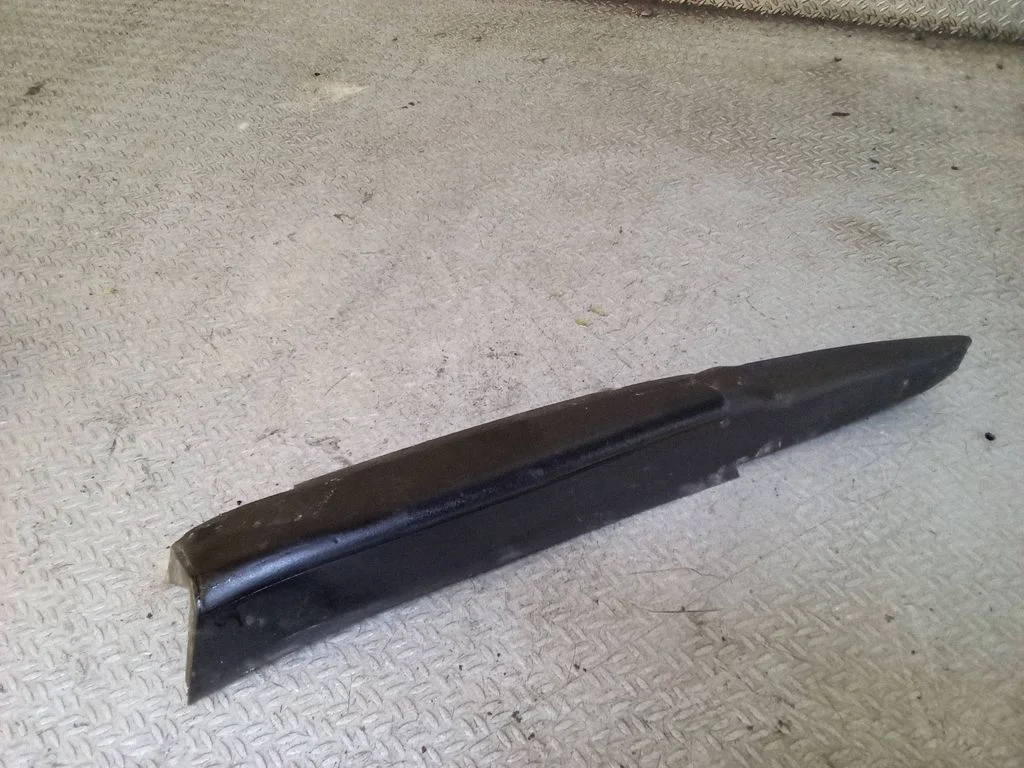 Rear/tail light trim molding 7206390