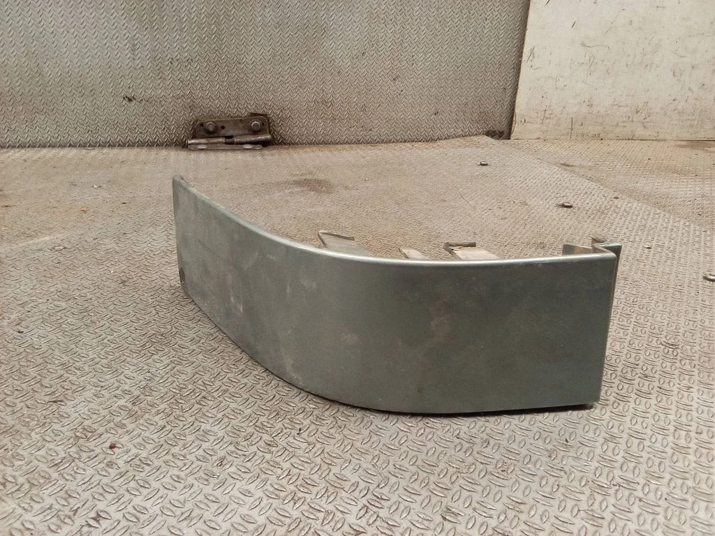 Rear/tail light trim molding 7M3807872A