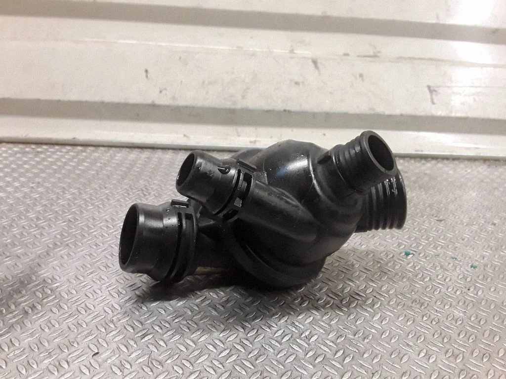Thermostat/thermostat housing – BMW 1 Series E81 E87 (2004-2011)