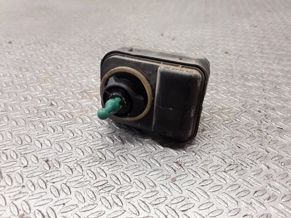 Headlight level adjustment motor