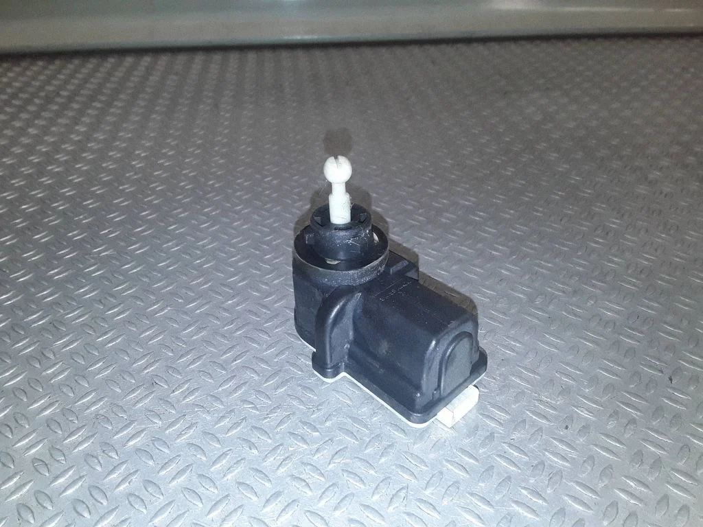 Headlight level adjustment motor YC1X13K198AA