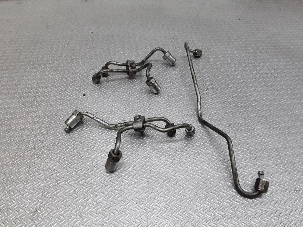 Fuel injector supply line/pipe