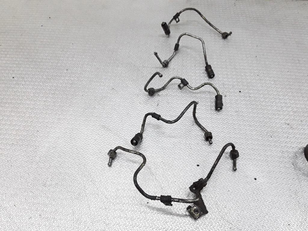 Fuel injector supply line/pipe