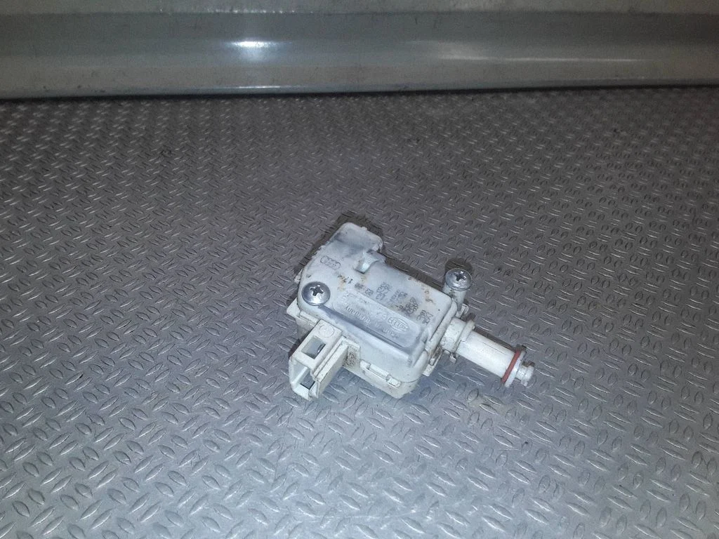 Fuel tank cap lock 8Z0810773