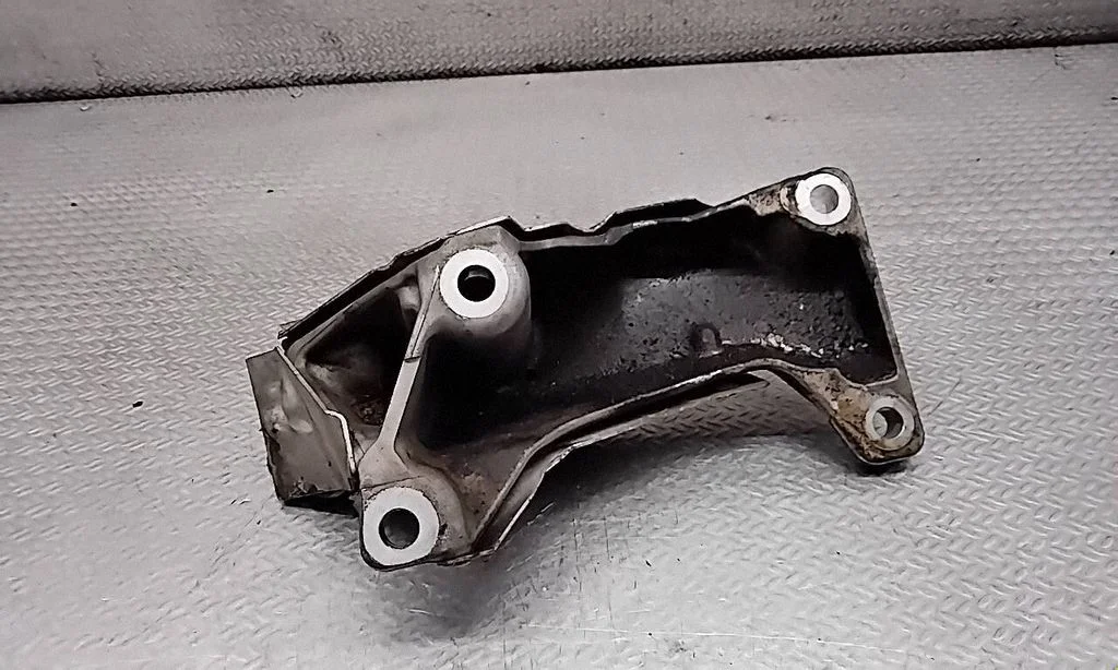 Engine mounting bracket 22116777610