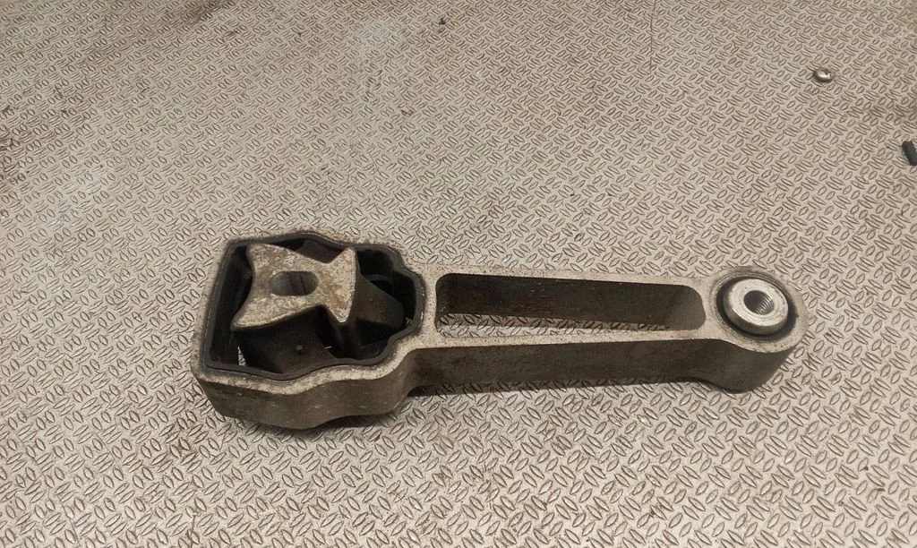 Engine mounting bracket