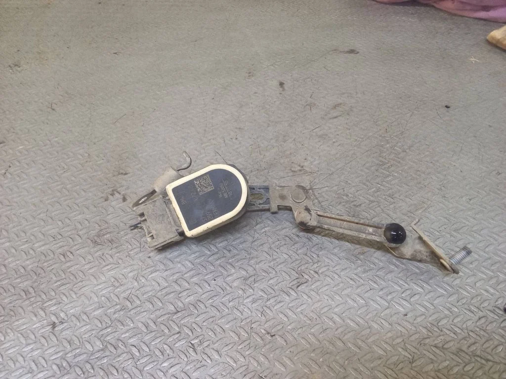Headlight/headlamp level sensor 3714678407203