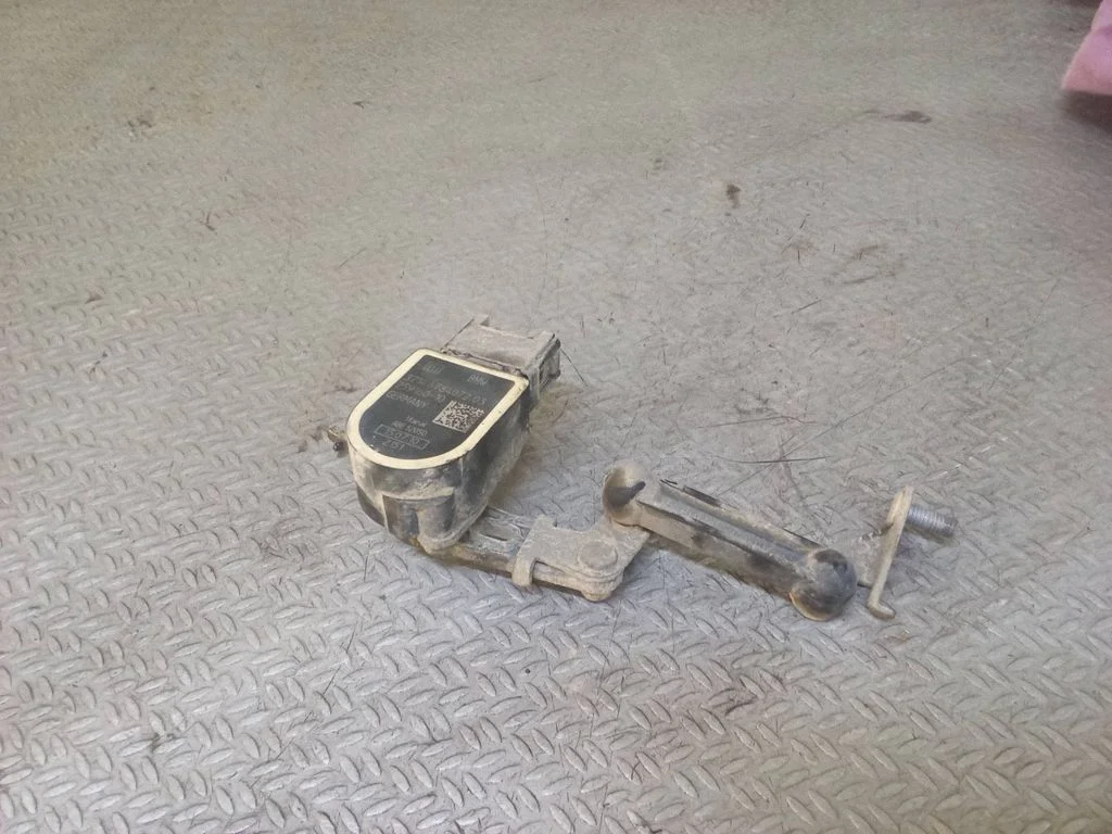 Headlight/headlamp level sensor 3714678407203