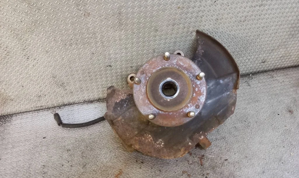 Front wheel hub spindle knuckle – left