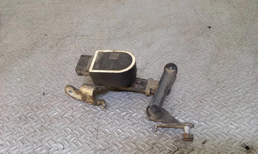 Headlight/headlamp level sensor 3714678407204