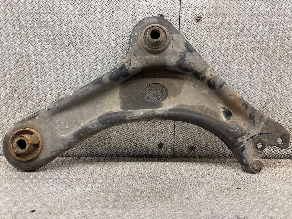 Front lower control arm/wishbone – front right