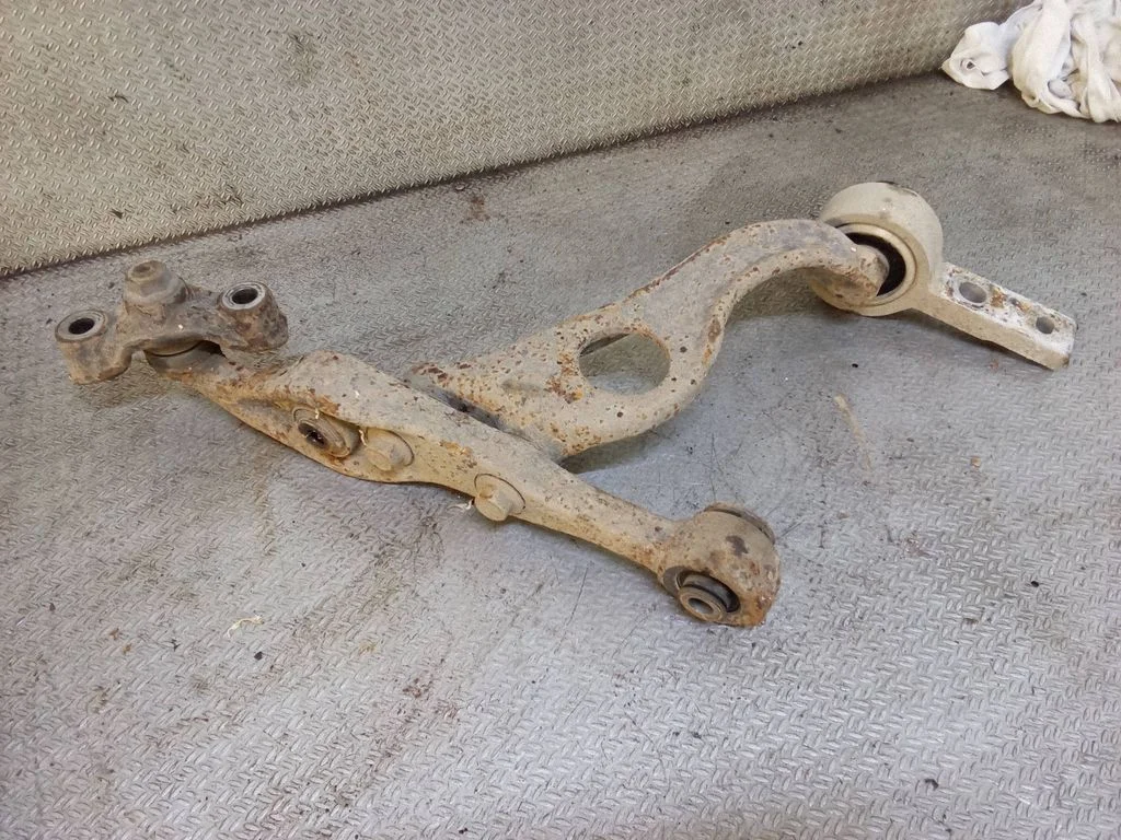 Front lower control arm/wishbone – left