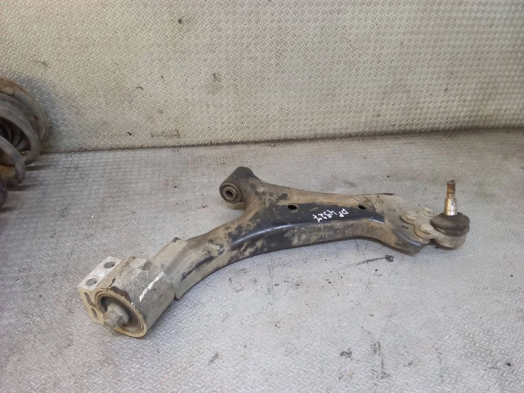 Front lower control arm/wishbone – right