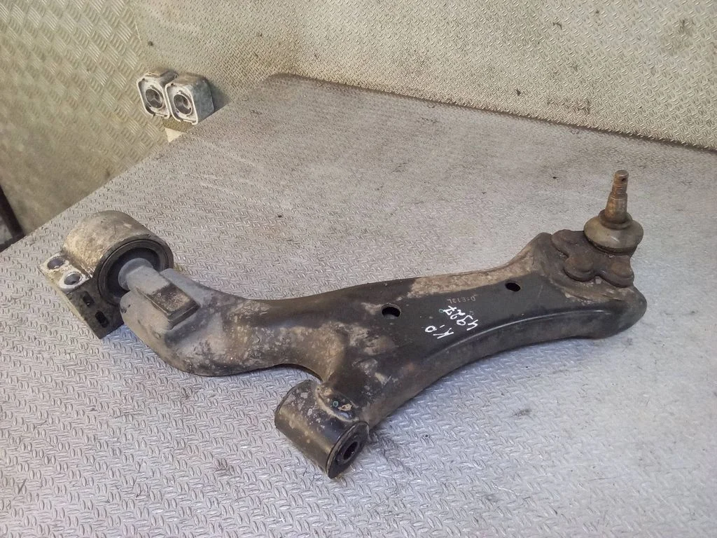 Front lower control arm/wishbone – left
