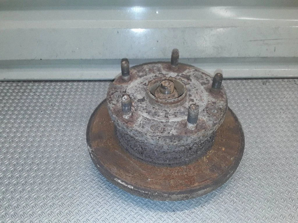Rear wheel hub – left