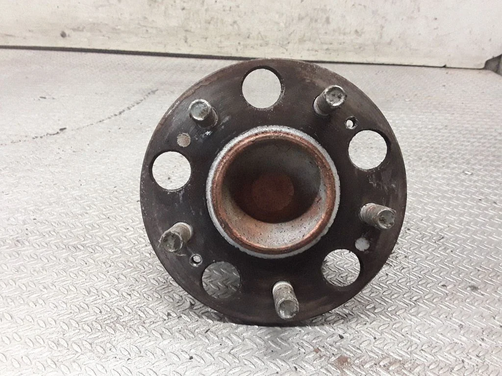 Rear wheel hub