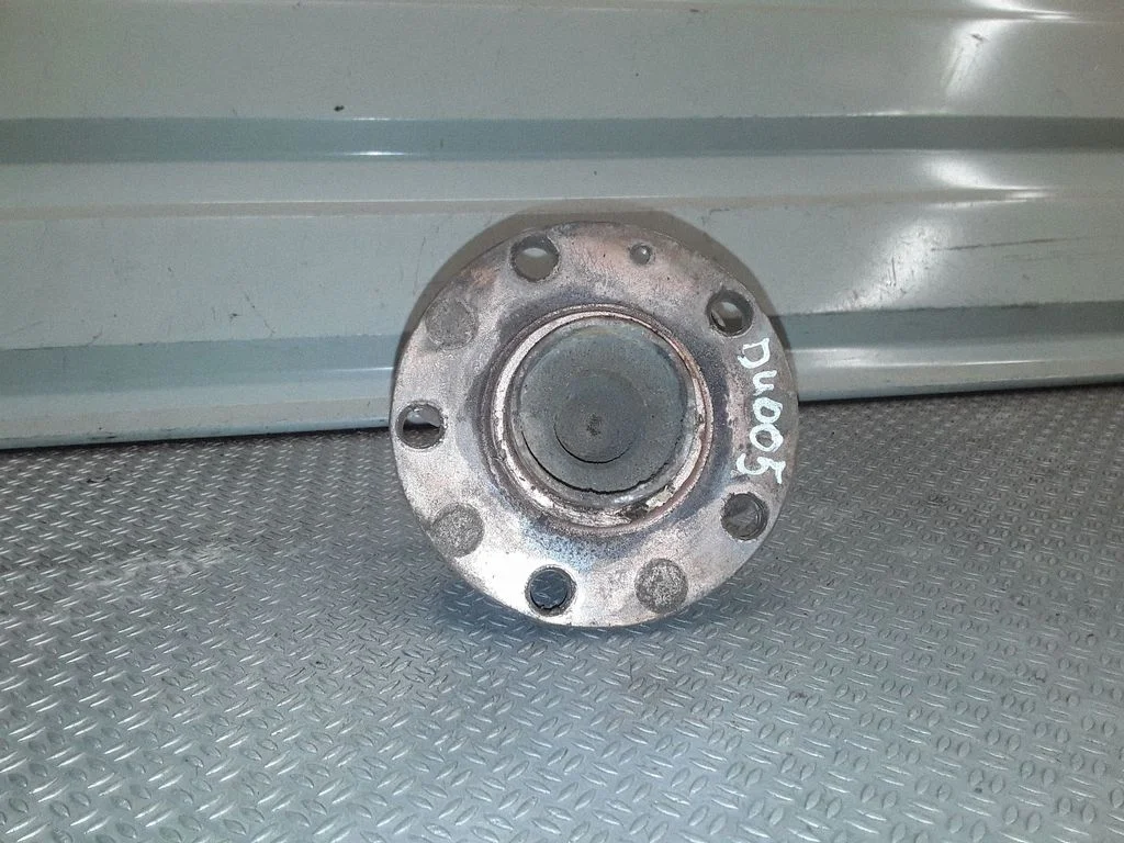 Rear wheel hub – right