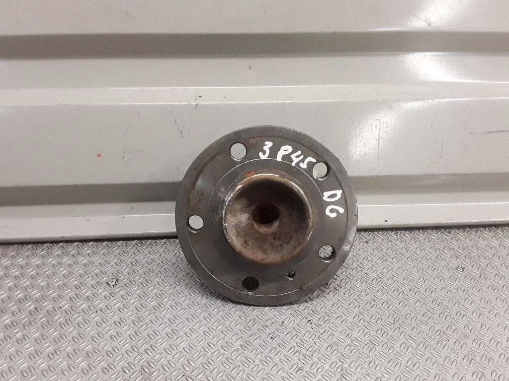 Rear wheel hub – right